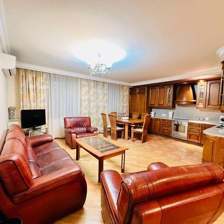 Family Spacious 3 Bedroom Apartment In The Middle Of City Center, Next To North Avenue Yerevan Exterior photo