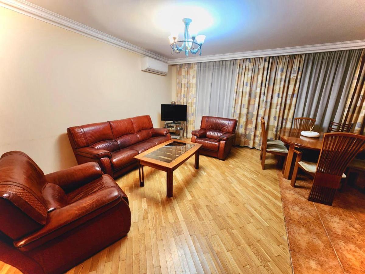 Family Spacious 3 Bedroom Apartment In The Middle Of City Center, Next To North Avenue Yerevan Exterior photo