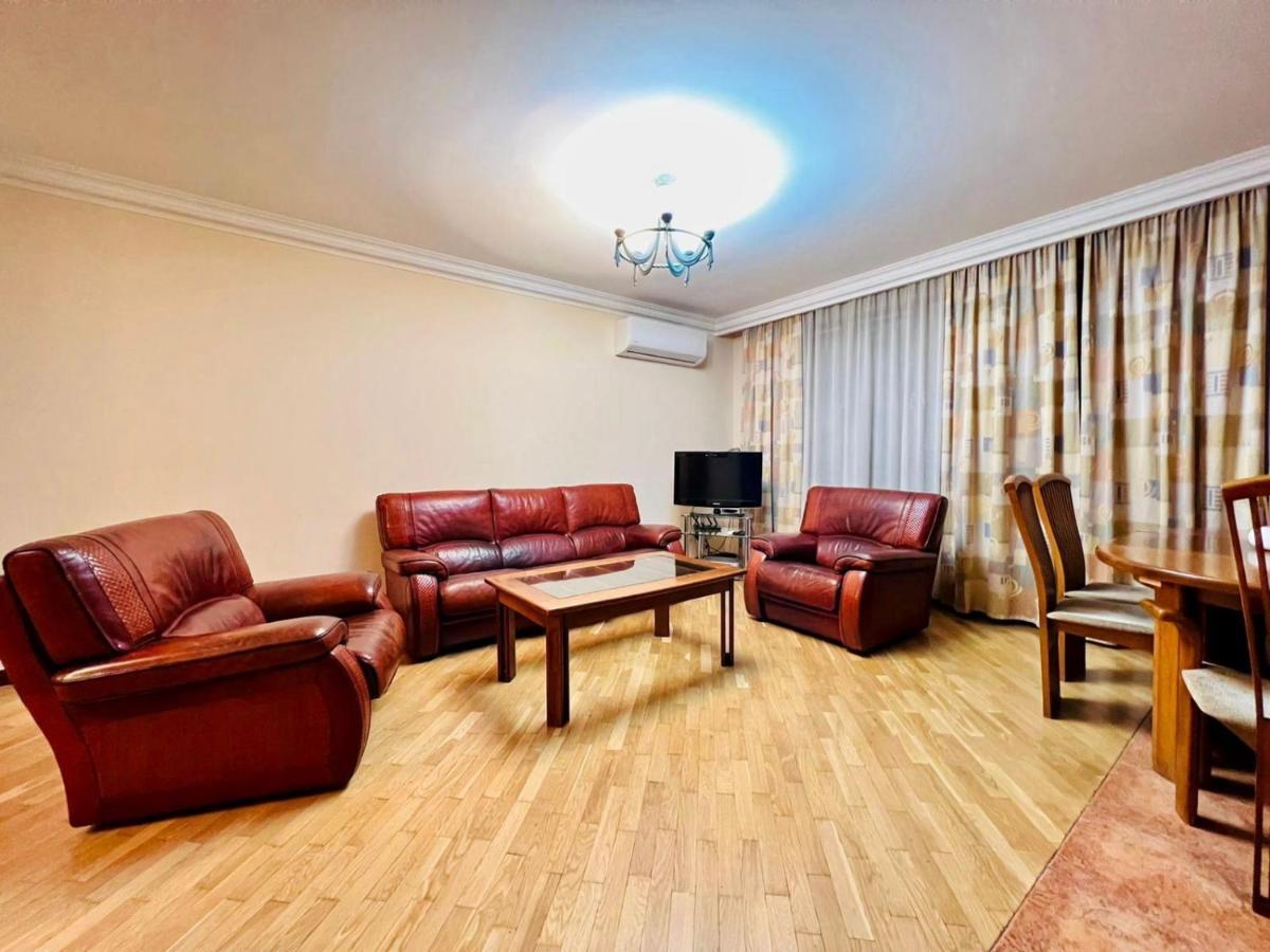 Family Spacious 3 Bedroom Apartment In The Middle Of City Center, Next To North Avenue Yerevan Exterior photo