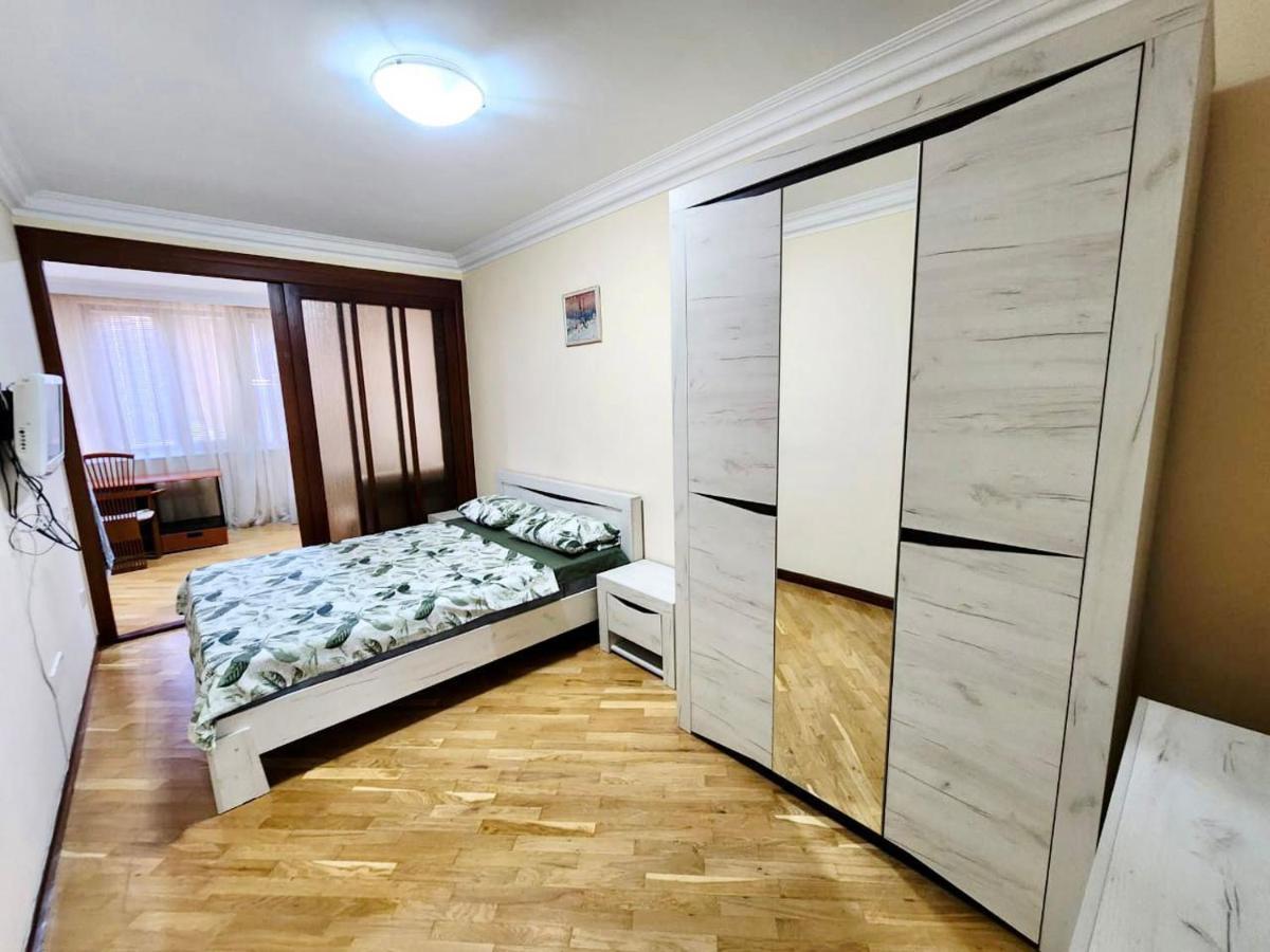 Family Spacious 3 Bedroom Apartment In The Middle Of City Center, Next To North Avenue Yerevan Exterior photo